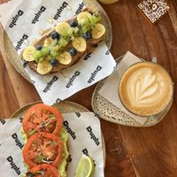 Tostadas veganas y café con bebida de avena  at DUPLA in Bilbao