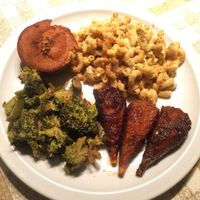 Chickpea Mac n’ cheese, drumlettes, steamed broccoli & veggies, and corn bread at ELife in Washington