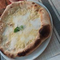 Pizza ai formaggi at Swami's Garden in Praia Da Luz