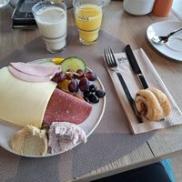 Brötchen, Belag,  Gebäck alles vegan at Deli‘Cara in Neustadt