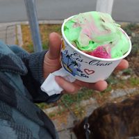 Drachenfrucht und Erdbeereis at Eddy's Eis Oase in Unna