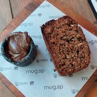 Banana bread com creme de avelã vegano at Mug - Casarão Pamplona in Sao Paulo