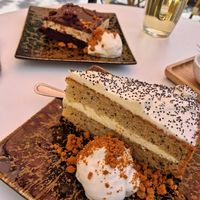Brownie en citroen-maanzaadcake at Hotel Bent in Oisterwijk
