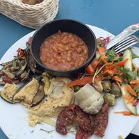 veganes frühstück- die baked beans waren echt stark, super gewürzt und mega lecker. das vegane rührei war leider aus, daher wurde mit antipasti aufgefüllt.  at Kellermann Babelsberg in Potsdam