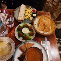 Tranne la Mayo è tutto vegan (falafel, wrap con falafel, harira soup, hoummos, pita at Encanto in Fes