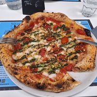 Pizza vegana con pomodorini, cipolle caramellate, granelli di pistacchio at Kòru Agri Risto Pizzeria in Sadali