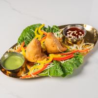 Driehoekig, goudgebakken hartig gebakje met
kikkererwtenvullingen at Chopras Indian Restaurant in The Hague