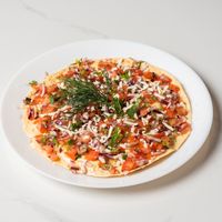 Knapperige linzencracker met kruiden, ui en tomaat at Chopras Indian Restaurant in The Hague