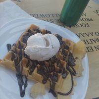 Gofre vegano con nutella vegana y helado de coco vegano (7.60€) at Ice Queen Gelato in Athens