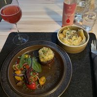 Juicy Marbles med potatisgratäng och rödvinssås  at ÖUR in Stockholm