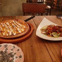 Tempeh  mayo pizza (left) at Paprika Shokudo Vegan in Osaka