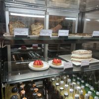 Theke mit klar gekennzeichneten veganen Kuchen  at Haven in Annecy