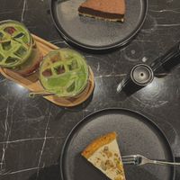 Iced Strawberry Matcha Latte with oat milk, vegan chocolate tart, and vegan carrot cake  at Café Nourish in Hamburg