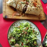 Plats très généreux : ici, une pita falafel et un taboulé at Picasso d'alep in Saint-junien