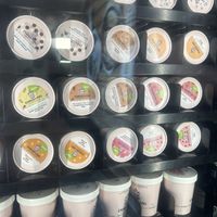 Unter den kleinen Bechern befindet sich sogar ein Löffel, sodass das Eis sofort verzehrt werden kann    at Hof Schulte-Schüren in Bochum