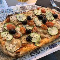 Pinsa contadina con mozzarella vegana  at Piccola Italia Mérida in Merida