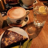 Schoko-Mandel-Kuchen, Apfel-Walnuss-Kuchen, heiße Schokolade mit Hafermilch at Vegi in Tubingen