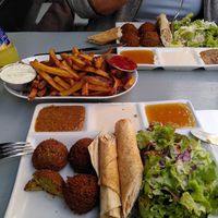 Sehr leckere Falafel mit tollen Saucen at Vegi in Tubingen