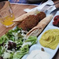 Falafel-Teller mit Sesam-dip, Mango-Chutney und Auberginen-dip at Vegi in Tubingen