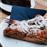 Veganer Apfel- und Schoko-Kirsch-kuchen at Vegi in Tubingen