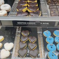 Boston choco y Boston cream vegano at Dunkin' - Emperador Carlos V in Madrid