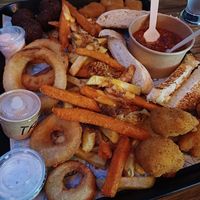 Und als Vorspeise: ein Teller für Zwei mit versch. Dips, Chilli con Carne, Zwiebelringen, Falafeln, Nuggets, Cauliwings und leckeren (Süß-)Kartoffelpommes mit Cheddar-Ziebelsoß at Green Farmer's in Ajaccio