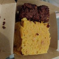 Brownie und Karottenkuchen togo at Sundays in Gottingen
