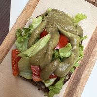 Smorrebrod con insalata pomodori e guacamole   at Upcycle Milano Bike Cafe in Milan