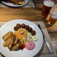 Falafel achtige balletjes met gewoon goede salade en knapperige aardappel partjes   at Upcycle Milano Bike Cafe in Milan