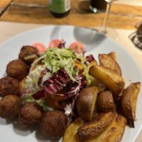 Polpette vegane e patate arrosto con mayo rosa vegana  at Upcycle Milano Bike Cafe in Milan