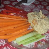 Hummus casero con sésamo, acompañado con verduras at La Joya in Nerja