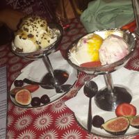 Helado de leche de arroz con vainilla acompañado de chocolate y crema de almendras.

Helado de frambuesa y mango de soja acompañado de sirope de fresa y limón at La Joya in Nerja