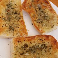 Delicioso pan de ajo at La Joya in Nerja