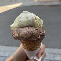 Pistazie/Mandel und Schokolade   at MANU Gelato Lausanne in Lausanne
