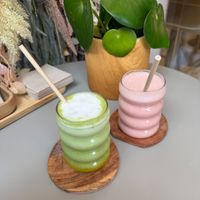 Matcha collagen latte + Strawberry/banana smoothie at Pura Vida Açaí in Valencia