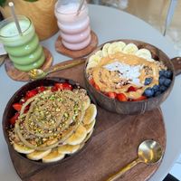 Pura vida, medium (left) + Energizer, large (right) at Pura Vida Açaí in Valencia