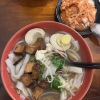 Flat noodles mit stewed egg und seasoned dried tofu.   at Old Papa Black Tea - 明潭茶老爸 in Yuchi