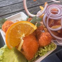 Angeknabberter Kibbeling und Pommes mit Ketchup und Zwiebeln  at Fischers Fritz Langeoog in Langeoog