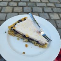 Veganer Zitronen Blaubeer Kuchen at KaffeeWerk in Passau