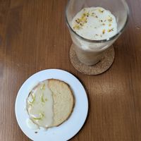 vegan lemon cookie and oolong tea latte at SHAN SHAN in Madrid