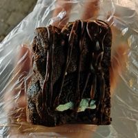 Brownie, es una delicia, tiene un pedacito de oreo para mí está súper bien de dulce. at Por Siempre Vegana - Food Stall in Mexico City