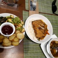 Очень приятный и вежливый персонал. Еду принесли быстро. Цены приемлемые. Блюда очень вкусные и сы at Green Cafe & Shop in Lviv