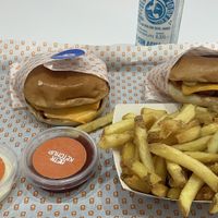 Cheesburger Menü mit Trüffel Majo und Ketchup   at BETR Burger  in Hamburg