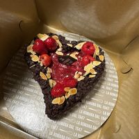 Torta vegana con crumble di crostata al cioccolato, gelato alla mandorla e topping ai lamponi  at Gelateria La Romana in Monza