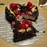 Torta vegana con crumble di crostata al cioccolato, gelato alla mandorla e topping ai lamponi  at Gelateria La Romana in Monza
