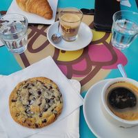10€ pour cookie, croissant, ginseng et Americano. at Nuts in Catania