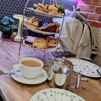 Afternoon tea! 💖✨️🫖🍰🏴󠁧󠁢󠁥󠁮󠁧󠁿🇬🇧

Ps. We booked it 2 days in advance and asked them to veganize a few things for me.  No booking necessary, but at La Roche in London