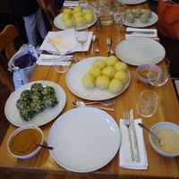 4 different kinds of vegan Knödel (dumplings) - two  "Semmel" (breadroll) based: Spinach & plain "Semmel", two filled: tempeh and savoury chestnut 👍 at Schlicht Vegan in Sieghartskirchen