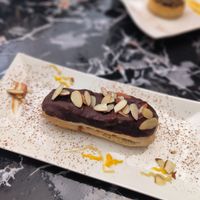 Eclair relleno de arequipe at Le Végétalien in Bogota