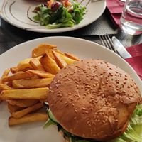 Platos del día: hamburguesa de espinacas y pimiento morrón asado relleno de verduras y soja. at Cafe Atelier in Salamanca
